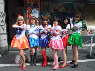 Illustration for article titled Cosplaying In The Streets of Osaka